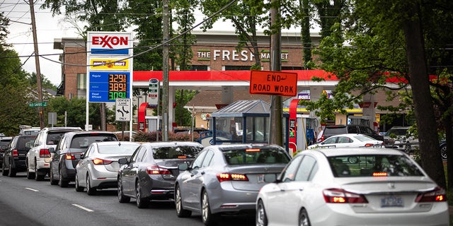 Motorists line up at an Exxon station selling gas at $3.29 per gallon soon after it's fuel supply was replenished in Charlotte, North Carolina on May 12, 2021.(Photo by Logan Cyrus / AFP) (Photo by LOGAN CYRUS/AFP via Getty Images)
