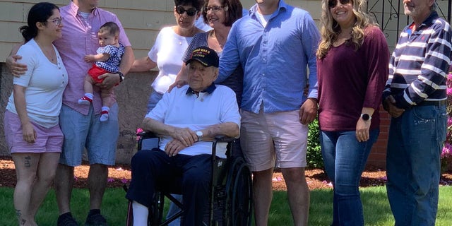 Anthony Grasso, ancien combattant de la Seconde Guerre mondiale, avec sa famille à Norwood, dans le Massachusetts, juste avant son départ pour rendre un dernier hommage à l'homme qui lui a sauvé la vie, Frank DuBose.