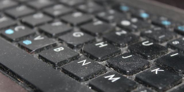 لوحة مفاتيح الكمبيوتر متسخة