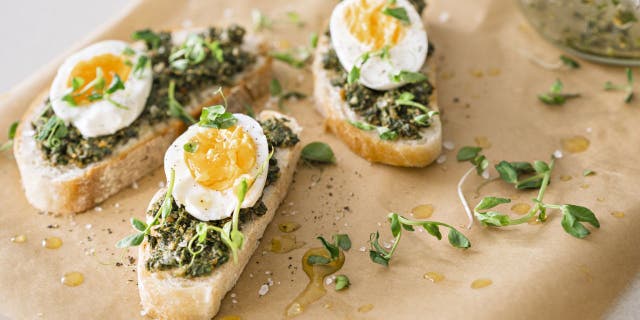TikTokers are combining egg dishes with pesto sauce and now it is a growing trend. (iStock)