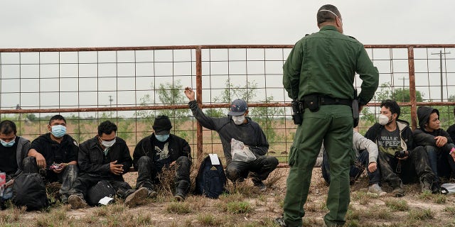 Migrants from Central America wait to be transported by the US Border Patrol after crossing the Rio Grande River to the United States from Mexico in La Joya, Texas, United States, April 27, 2021. REUTERS / Go Nakamura