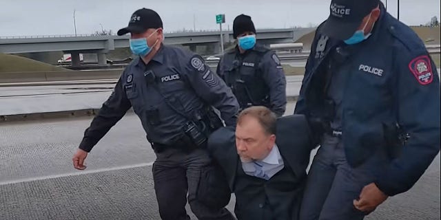 O pastor Artur Pawlowski é preso pela polícia de Calgary no meio de uma estrada a caminho de casa da igreja em 8 de maio de 2021.