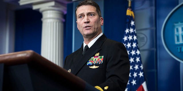 WASHINGTON, DC - Der damalige Arzt des Weißen Hauses, Dr. Ronny Jackson, spricht mit Reportern während des täglichen Briefings im Brady-Pressebriefing-Raum im Weißen Haus in Washington, DC am Dienstag, 16. Januar 2018. Jackson fordert jetzt Präsident Biden einer kognitiven Prüfung zu unterziehen.  (Foto von Jabin Botsford/The Washington Post über Getty Images)