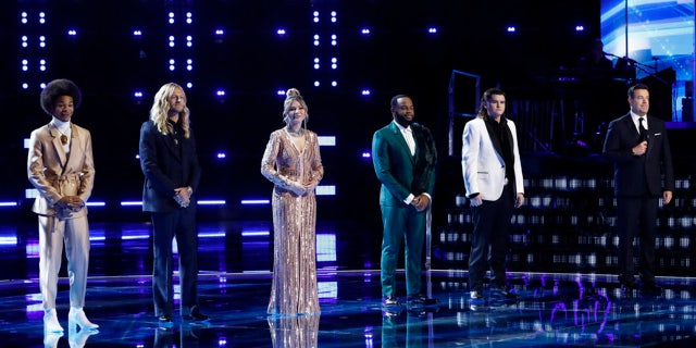 写真: (l-r) Cam Anthony, Jordan Matthew Young, Rachel Mac, Victor Solomon, Kenzie Wheeler, Carson Daly during Tuesday's ‘The Voice’ finale.