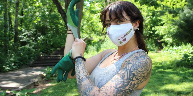 La mujer de Colorado de 24 años está pasando su mes libre del trabajo viajando por los EE. UU.. y recogiendo basura de las ciudades, parques nacionales y en cualquier otro lugar donde lo encuentre.