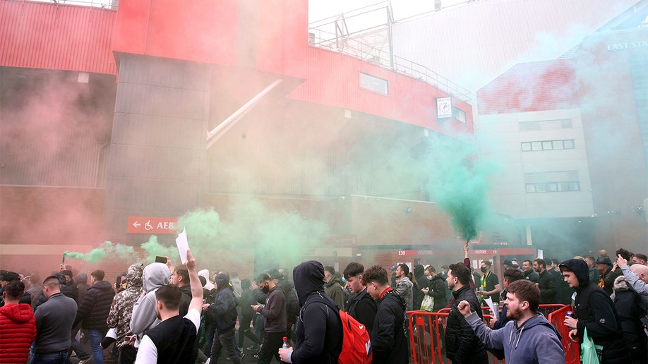 Manchester United fans invade stadium, protest Glazer ...