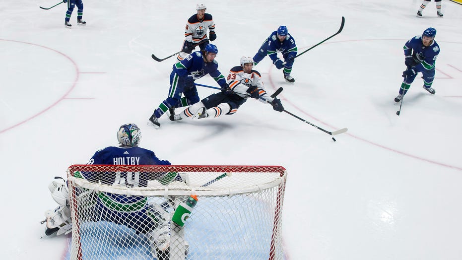 McDavid help Oilers beat Canucks 5-3 to clinch playoff spot
