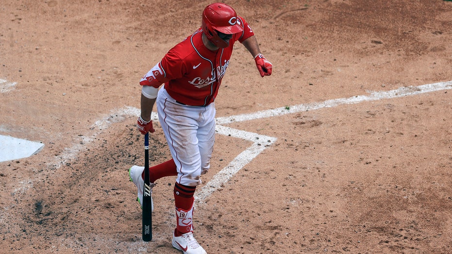Votto breaks thumb as Reds beat White Sox 1-0 in 10 innings