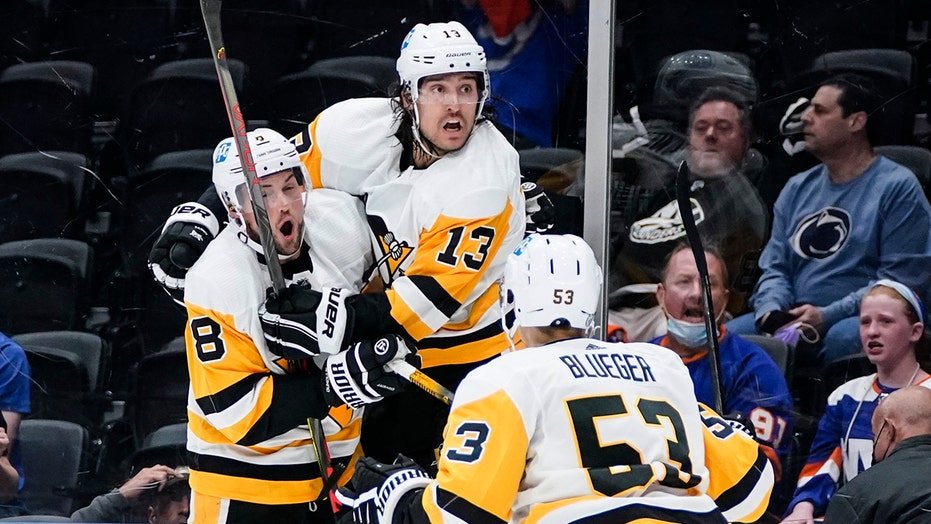 Tanev scores late, Penguins beat Islanders 5-4 게임 내 3