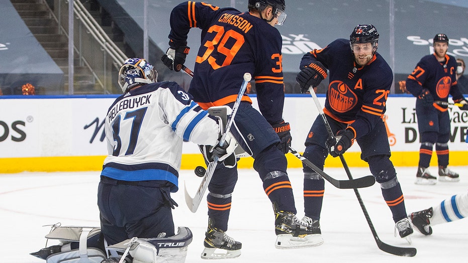 Helleybuyck makes 32 saves, Jets beat Oilers 4-1 in Game 1