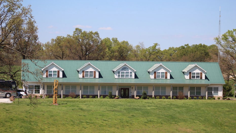 Duggar family's Arkansas compound quiet amid Josh Duggar's child porn scandal: foto's