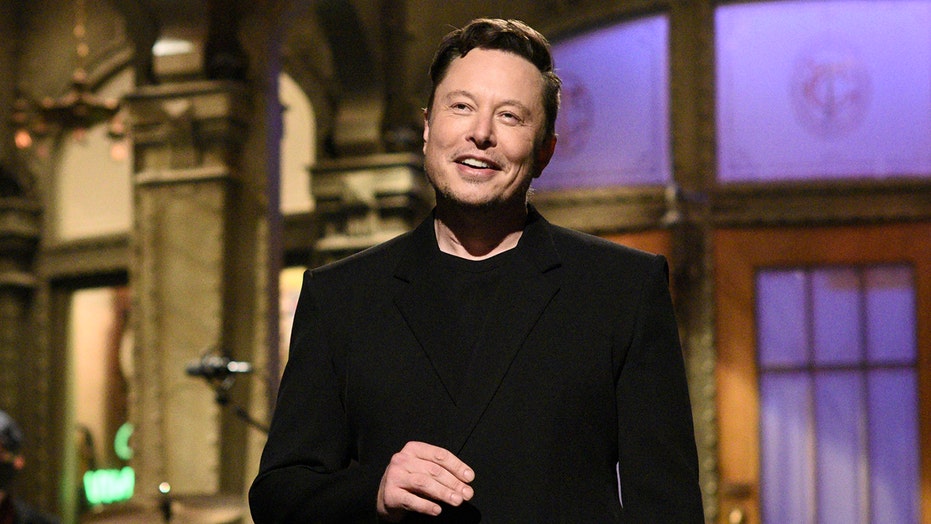 Will ‘SNL’ continue to book guest hosts like Elon Musk? Production expert weighs in