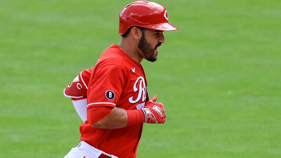 Suarez homers in leadoff debut, Reds down Nationals 2-1