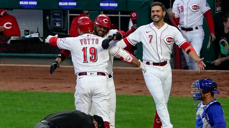Votto hits 300th homer, 添加 2 doubles as Reds beat Cubs 8-6