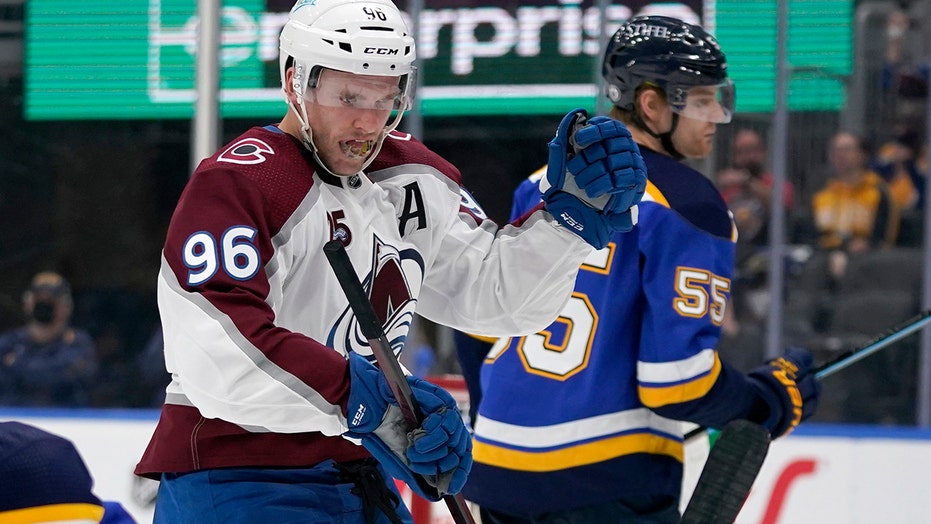 Avalanche complete 4-game sweep of Blues with 5-2 勝つ