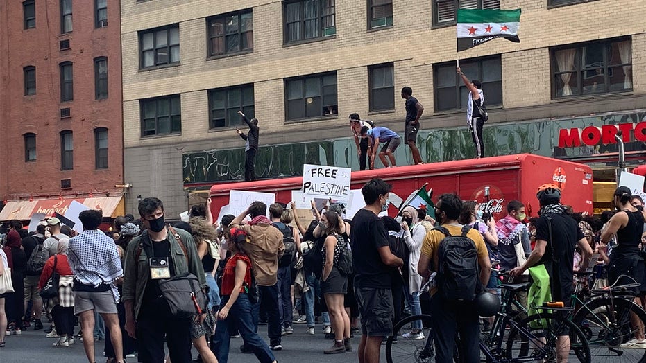 Nyc Free Palestine Protesters Overtake Streets Of Midtown Manhattan