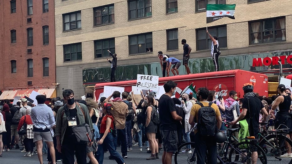 NYC \u0026#39;Free Palestine\u0026#39; protesters overtake streets of Midtown Manhattan ...