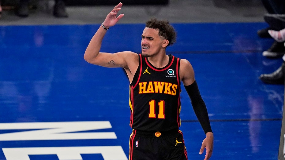 Young hits runner with 0.9 left to lift Hawks past Knicks