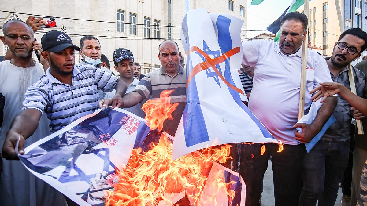 Gaza protesters burn Israeli flag