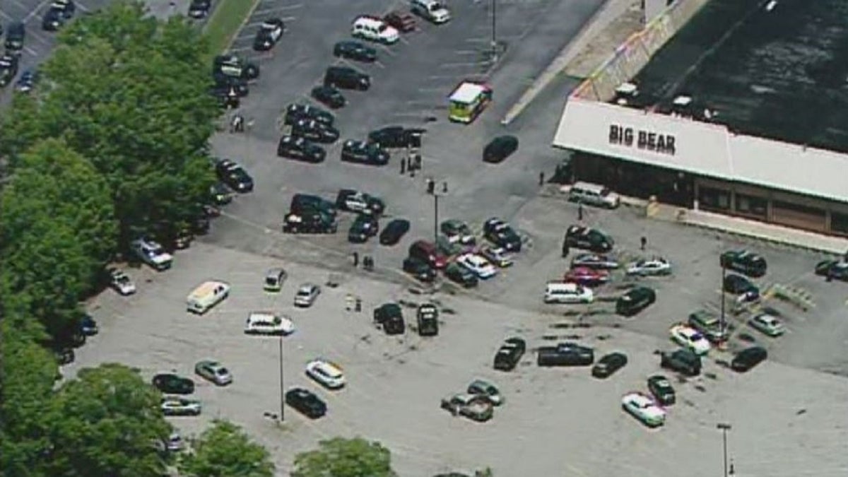 <strong>An Atlanta-area sheriff's deputy was shot Monday when a man opened fire at the Big Bear supermarket during a dispute with a woman, authorities said.  (WAGA-TV)</strong>
