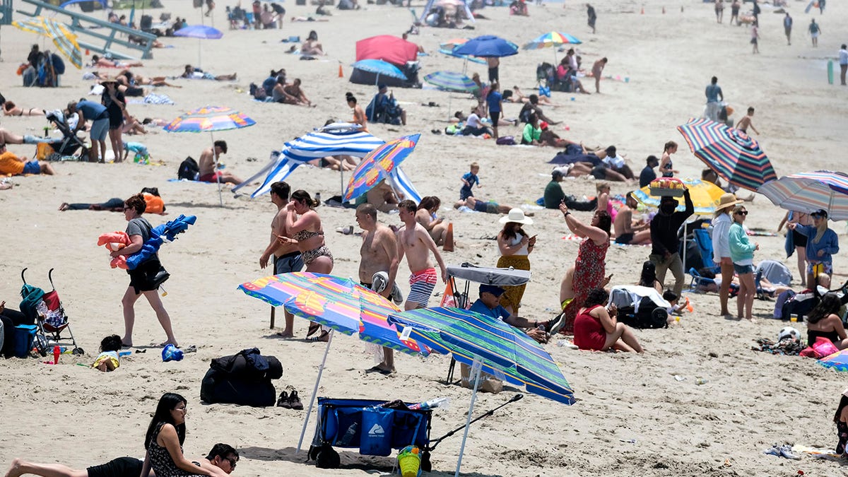 Beachgoers crowd in the heat at Santa Monica Beach on Wednesday, June 16, 2021, in Santa Monica, Calif. (AP Photo/Ringo H.W. Chiu)