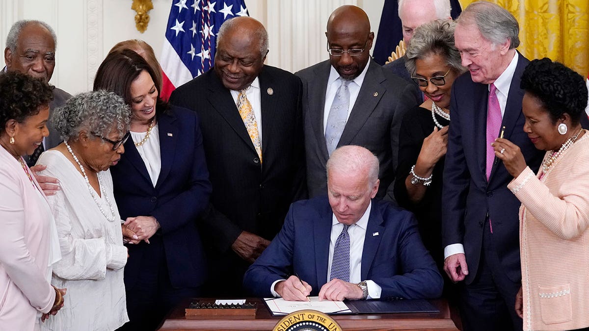 foto Presiden Biden menandatangani RUU menjadi undang-undang