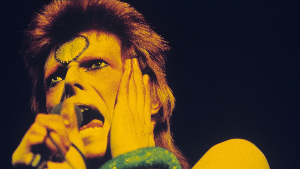 LONDON - MAY 12: David Bowie performs live on stage at Earls Court Arena on May 12 1973 during the Ziggy Stardust tour (Photo by Gijsbert Hanekroot/Redferns)
