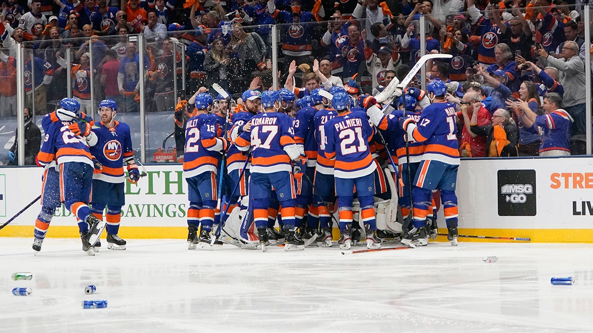 Trying to Draw In Fans, Islanders Dip Into New Palette - The New