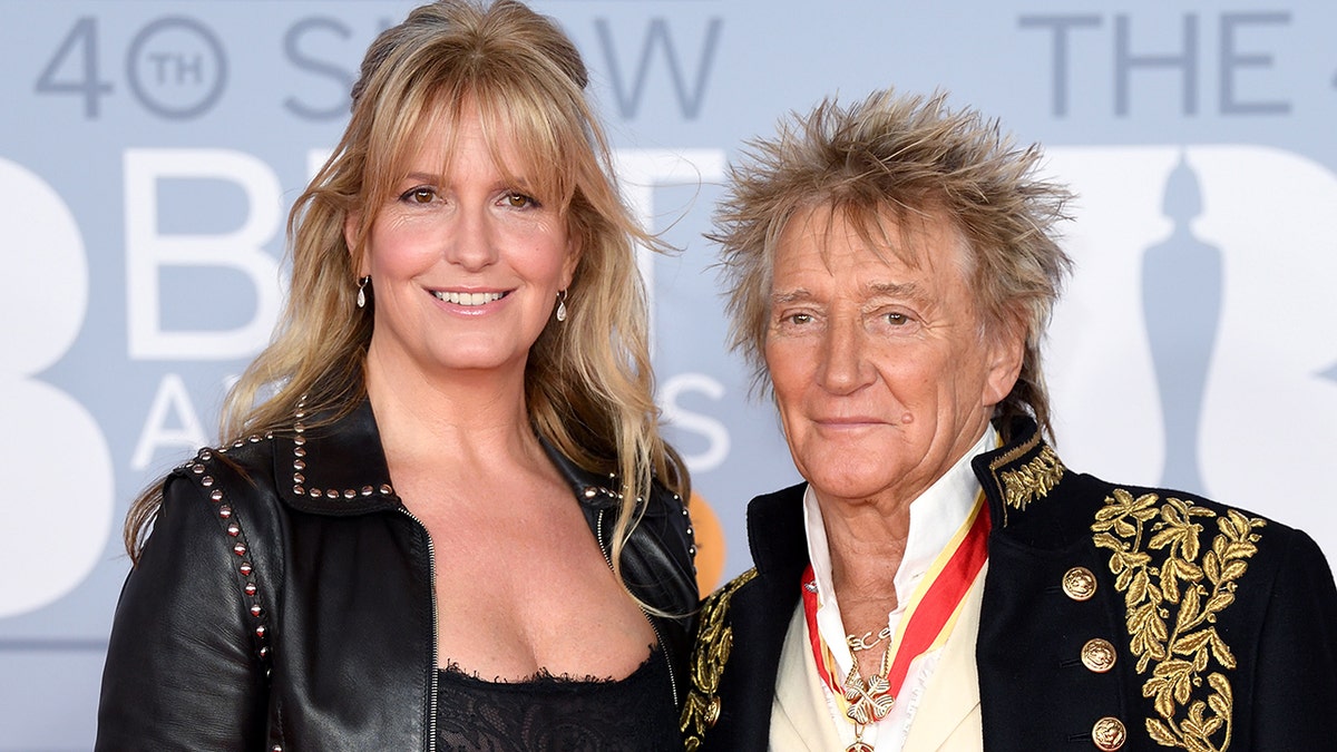 潘妮·蘭卡斯特(Penny Lancaster)微笑著男人羅德·斯圖爾特