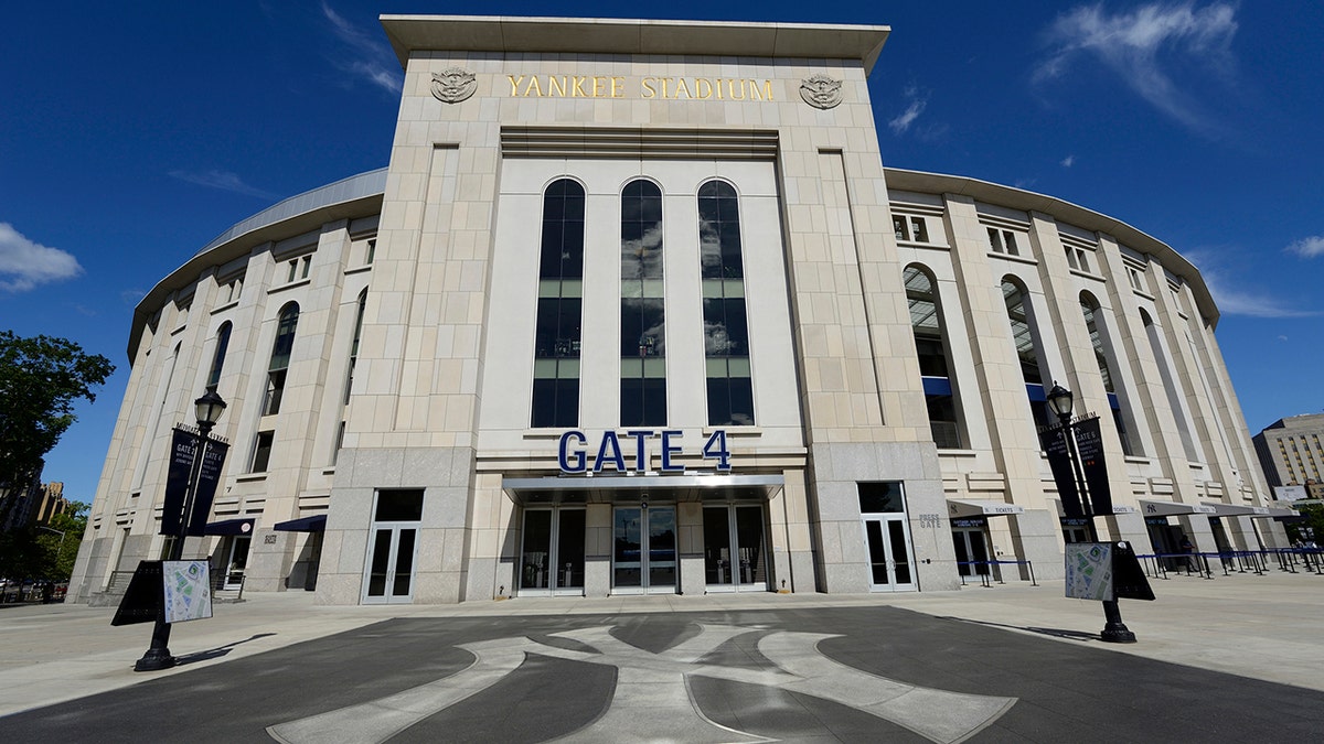 Dawn Of New Security Era At Yankee Stadium - CBS New York
