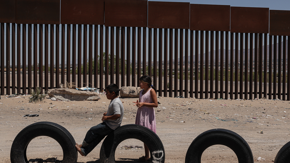 children by the border