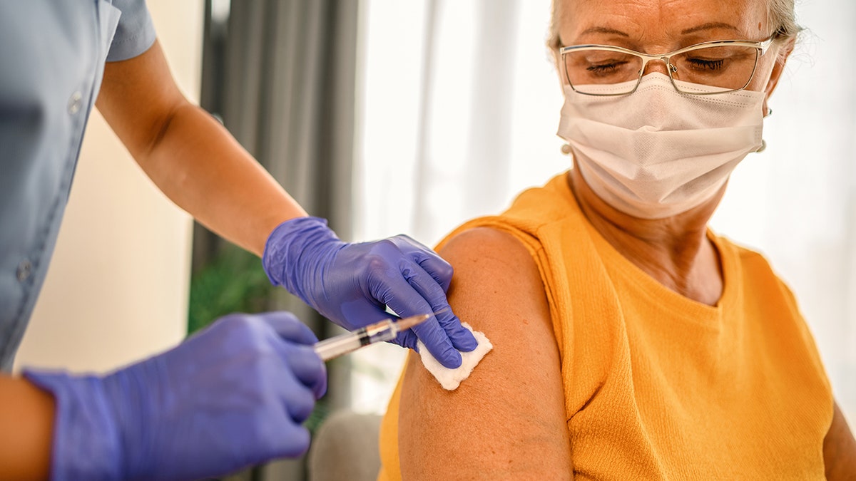 Vắc-xin cho phụ nữ lớn tuổi