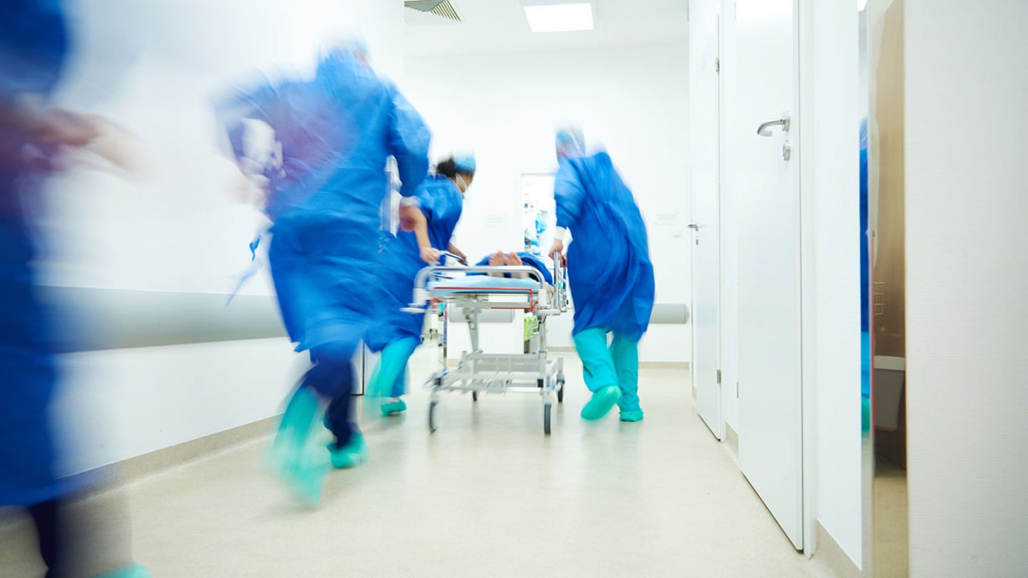 busy_hospital_istock كلية الطب "سياسي للغاية" يقول أساتذة ييل وأبها في نقد جديد