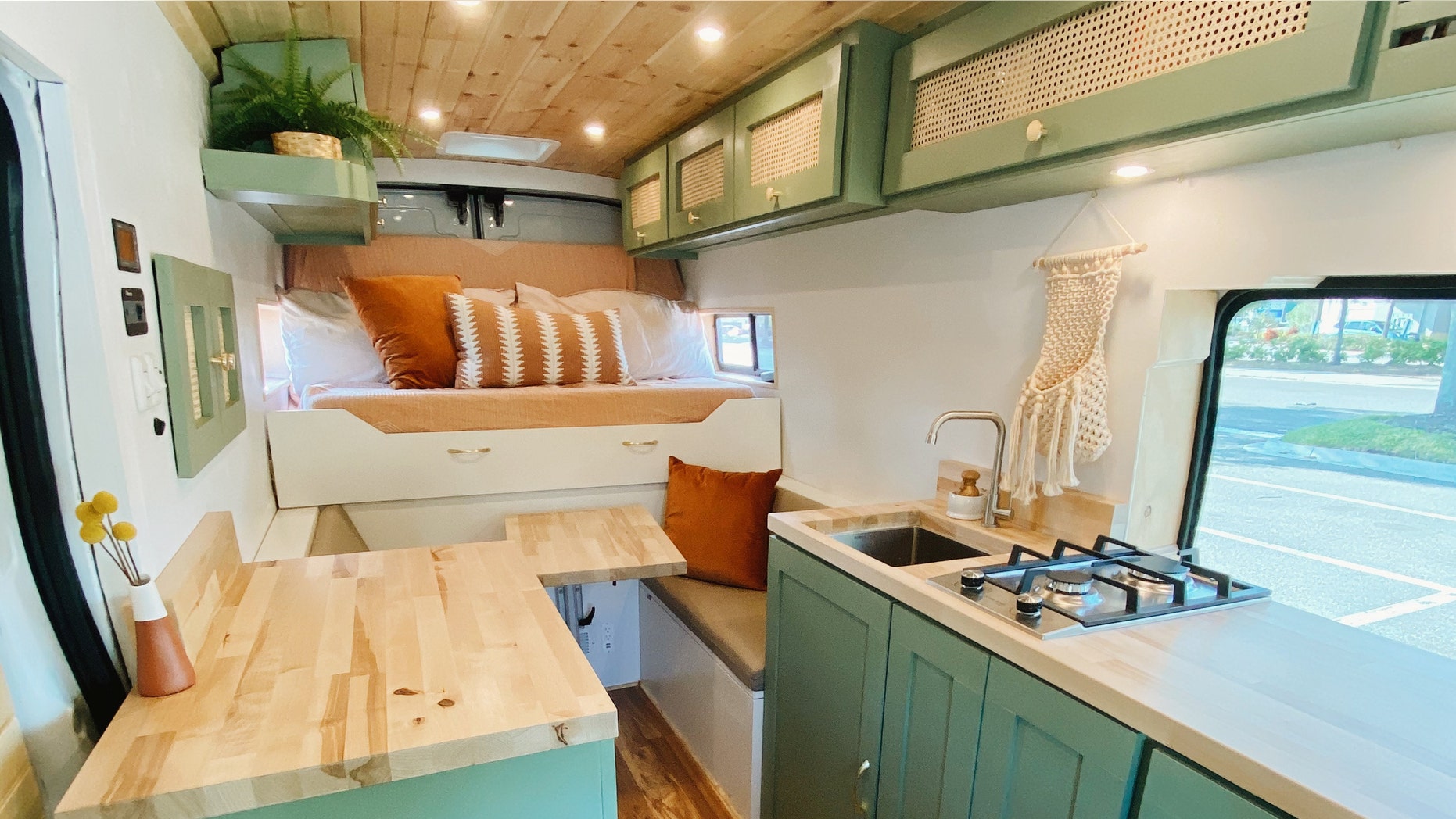Bagian dalam mobil van Ben dan Malory.