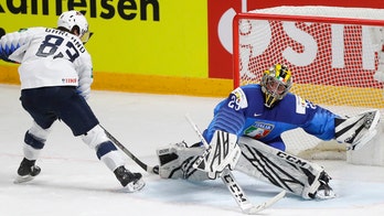US wins group at world hockey, Canada reaches quarterfinals