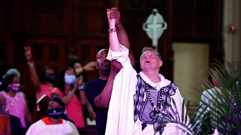 Chicago priest cleared of sex abuse allegations holds first Mass since reinstatement