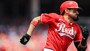 Suárez, surging Reds sweep Rockies, move back over .500