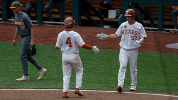 Texas extends CWS stay, knocks out Volunteers with 8-4 win