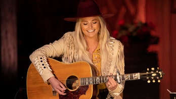 CMT Music Awards nominee Miranda Lambert wows with campfire performance of 'Tequila Does,’ honors Texas roots