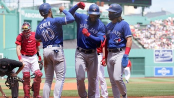 Hernández hits 2 of Jays' 8 HRs in 18-4 rout of Red Sox