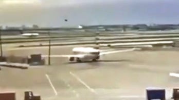 Airplane strikes lamppost after taxiing away from the gate at Dallas airport