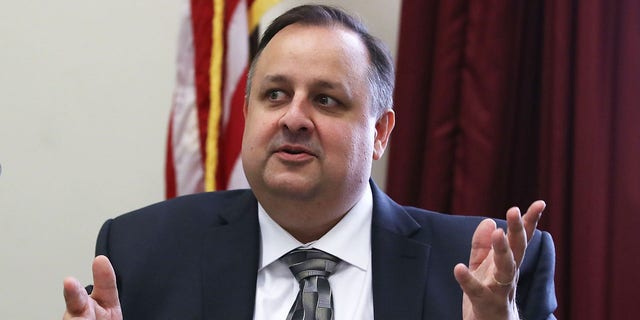 Walter Shaub, former director of the Office of Government Ethics, participates in a briefing on about President Trump's refusal to divest his businesses and the administration's delay in disclosing ethics waivers for appointees, on Capitol Hill November 1, 2017 en Washington, corriente continua.  