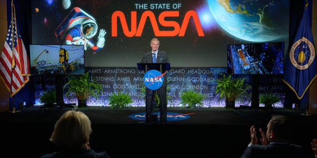 Administrador de la NASA Bill Nelson 2021  Miércoles 2 de junio, miércoles, en la sede de Mary NASA en Washington, DC.  Acks en el edificio Exxon, habla con el personal de la agencia durante su primer evento de la NASA.  Nelson compartió su larga historia con la NASA, discutiendo, entre otros temas, los planes de la agencia para futuras misiones centradas en la Tierra a través del programa Ártico, el regreso de un hombre 