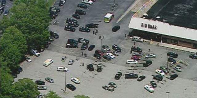<strong> Un ayudante del alguacil del área de Atlanta recibió un disparo el lunes cuando un hombre abrió fuego en el supermercado Big Bear durante una disputa con una mujer, dijeron las autoridades. (WAGA-TV) </strong>