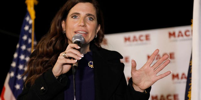 En esta foto de archivo del 3 de noviembre de 2020, la republicana Nancy Mace conversa con sus partidarios en su noche de elecciones en Mount Pleasant, Carolina del Sur (AP Photo / Mic Smith, Archivo)