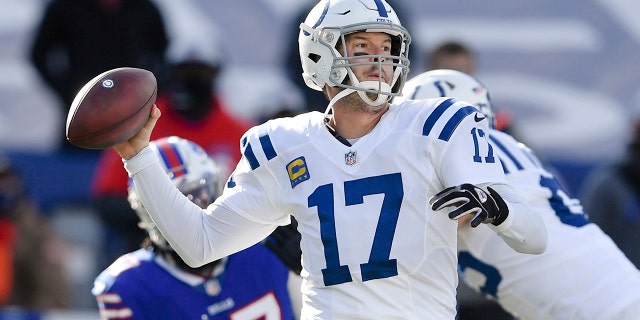 Quarterback Indianapolis Colts Philip Rivers (17) melempar umpan selama paruh pertama pertandingan sepak bola playoff kartu liar NFL melawan Buffalo Bills, di Orchard Park, NY