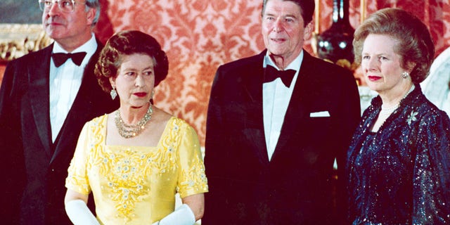 La photo d'archive du 10 juin 1984 montre la reine Elizabeth II, deuxième à gauche, debout avec le chancelier ouest-allemand Helmut Kohl, à gauche, le président américain Ronald Reagan, deuxième à droite, et le Premier ministre britannique Margaret Thatcher au palais de Buckingham à Londres, avant un dîner pour dirigeants du sommet. (Photo AP, fichier)