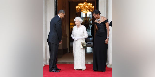 Dans cette photo d'archive du 25 mai 2011, le président américain Barack Obama et la première dame Michelle Obama accueillent la reine Elizabeth II pour un dîner réciproque à Winfield House à Londres. (AP Photo/Charles Dharapak, Dossier)