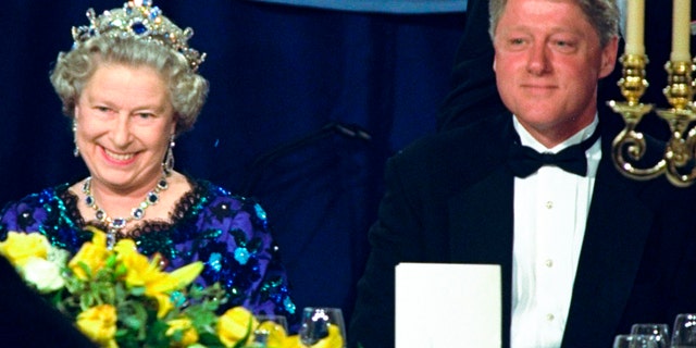 Dans cette photo d'archive du samedi 4 juin 1994, la reine Elizabeth de Grande-Bretagne sourit alors qu'elle est assise aux côtés du président Bill Clinton lors d'un dîner au Guildhall de Portsmouth, en Angleterre, pour commémorer le 50e anniversaire du jour J. (AP Photo/Doug Mills, dossier)