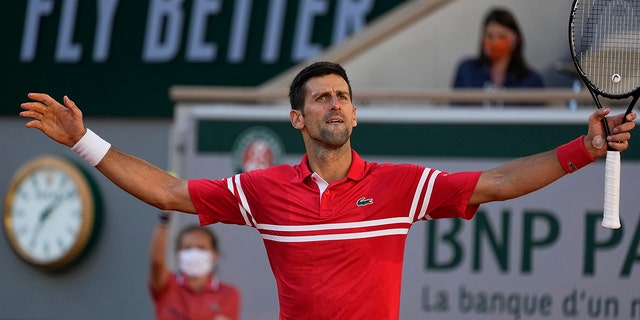 Le Serbe Novak Djokovic répond après avoir remporté un point contre le Grec Stefanos Tsitsipas lors de leur dernier match du tournoi de tennis de Roland-Garros le dimanche 13 juin 2021 à Paris.  (Photo par Associated Press/Michael Euler)